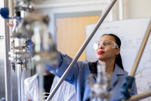 Prof. Lakeshia Taite works in a chemical engineering lab