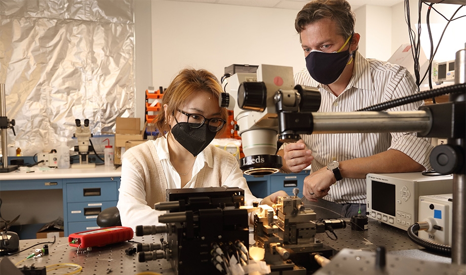 Junyi Gao and Andreas Beling in the IFAB lab