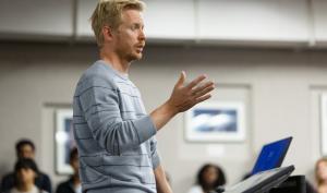 Reddit co-founder and CEO Steve Huffman posing with audience