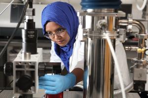 Farina Tonni in the lab