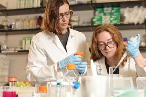 Rhea Braun and Eliza Mills in the lab