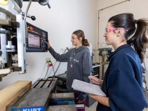Sweet Briar College students working in a lab