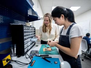 Prof. Amanda Watson and a graduate student in their lab