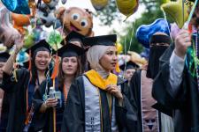 Students walk the Lawn